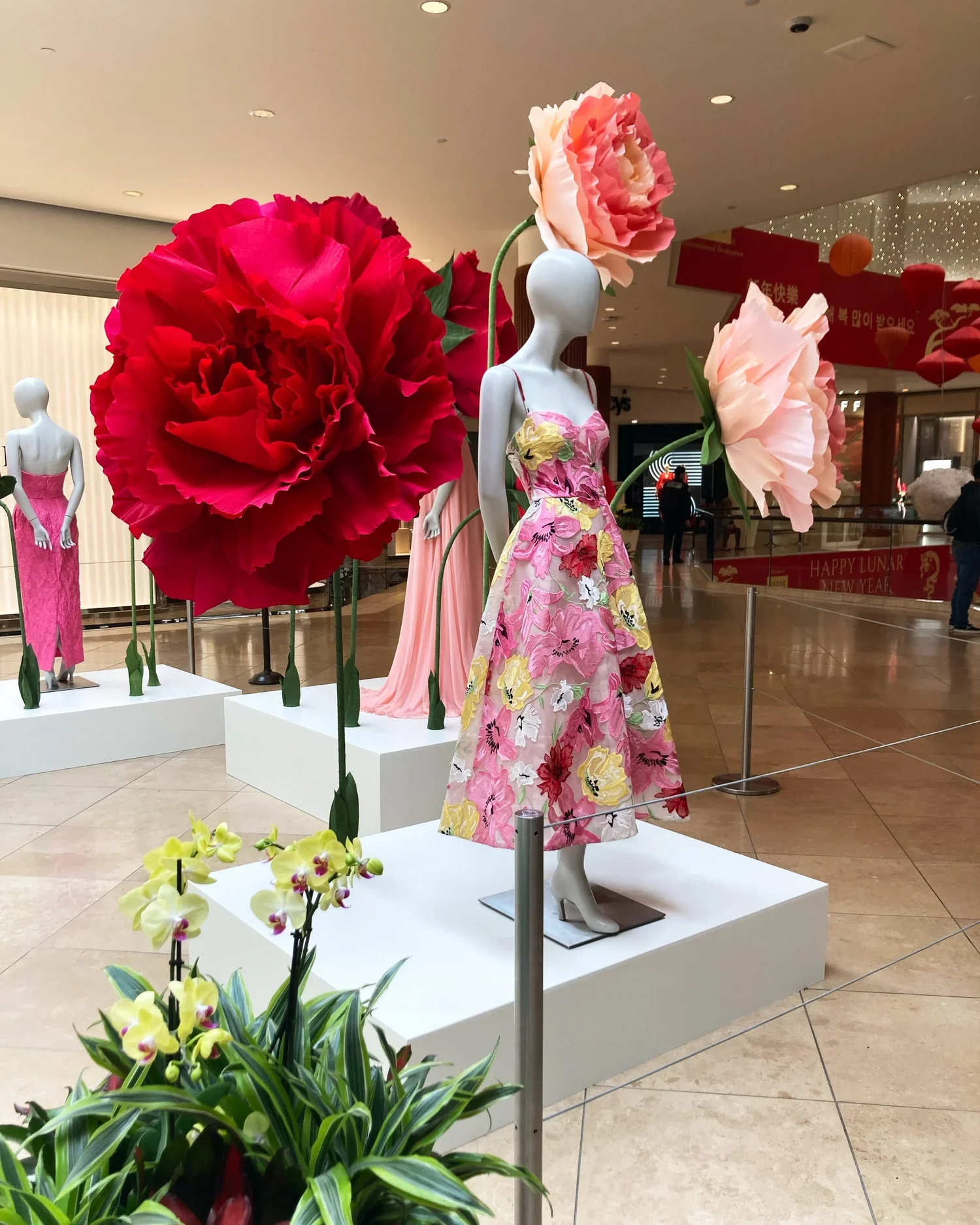 Monique_Lhuillier_Paper_Flowers_WINDOW_DISPLAYS_001.jpg.webp