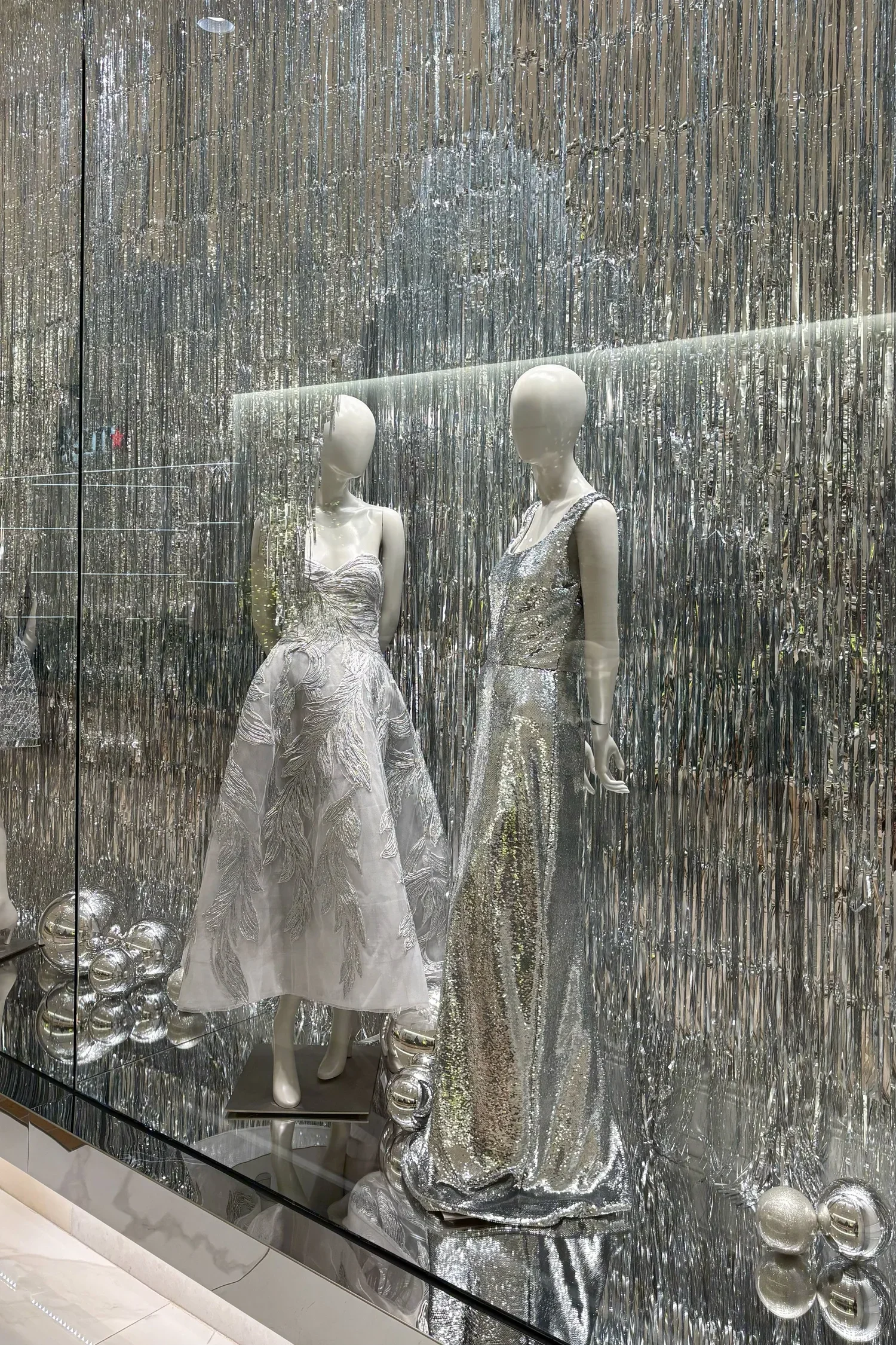 Monique_Lhuillier_SCP_Holiday_Windows_2025-02.jpg.webp