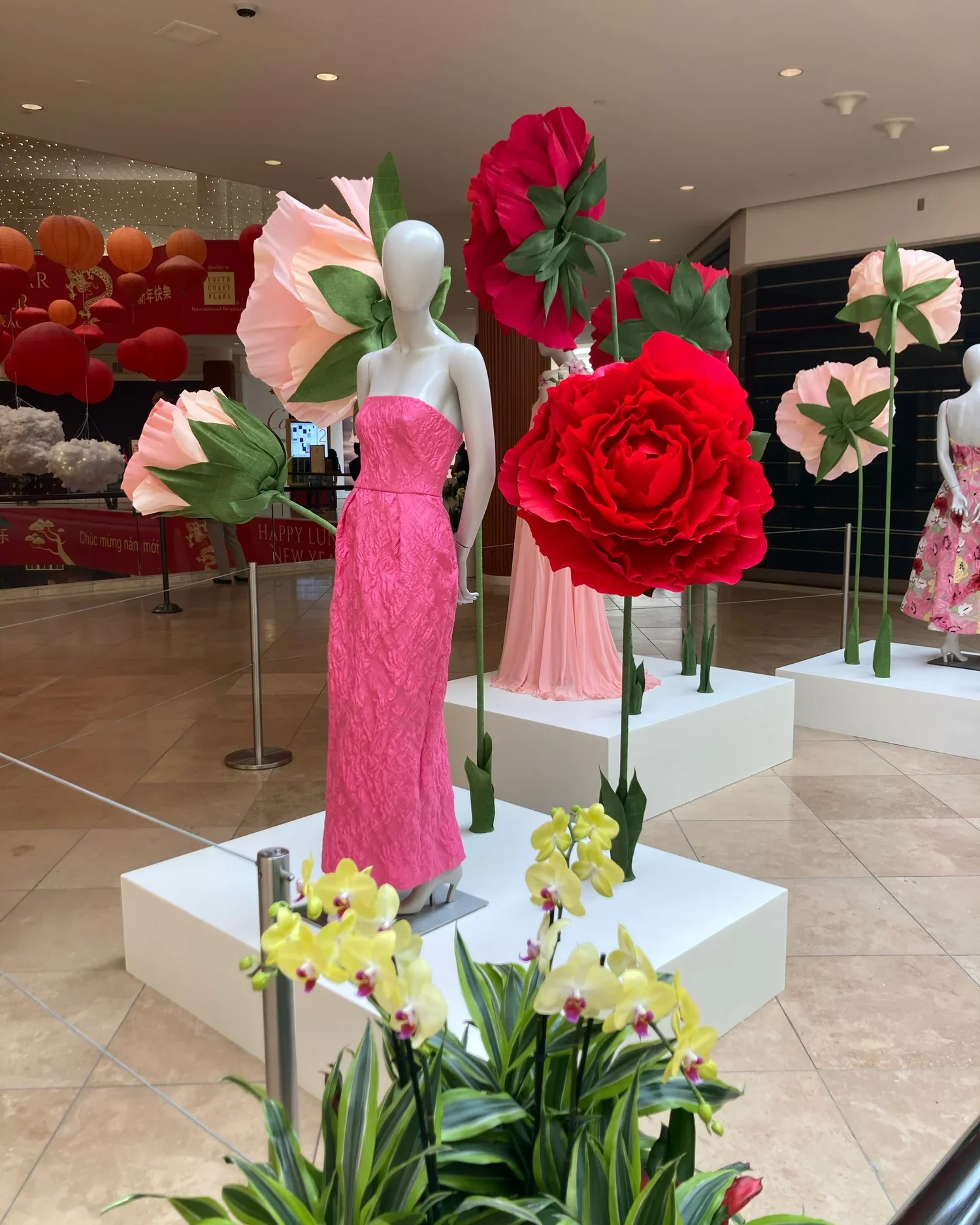 Monique_Lhuillier_Paper_Flowers_WINDOW_DISPLAYS_002.jpg.webp