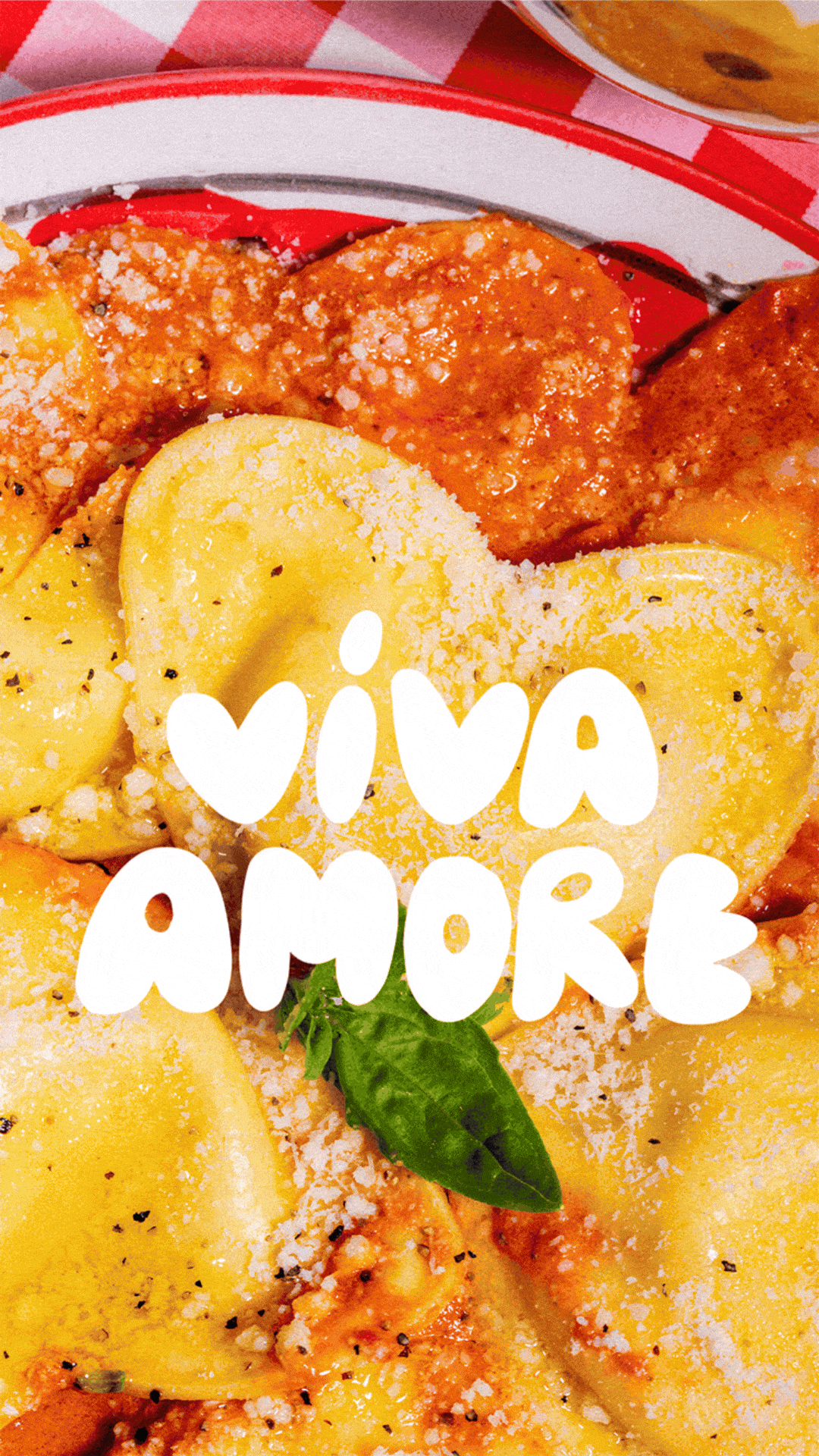 Plat de pâtes avec sauce tomate, parmesan râpé et basilic frais.