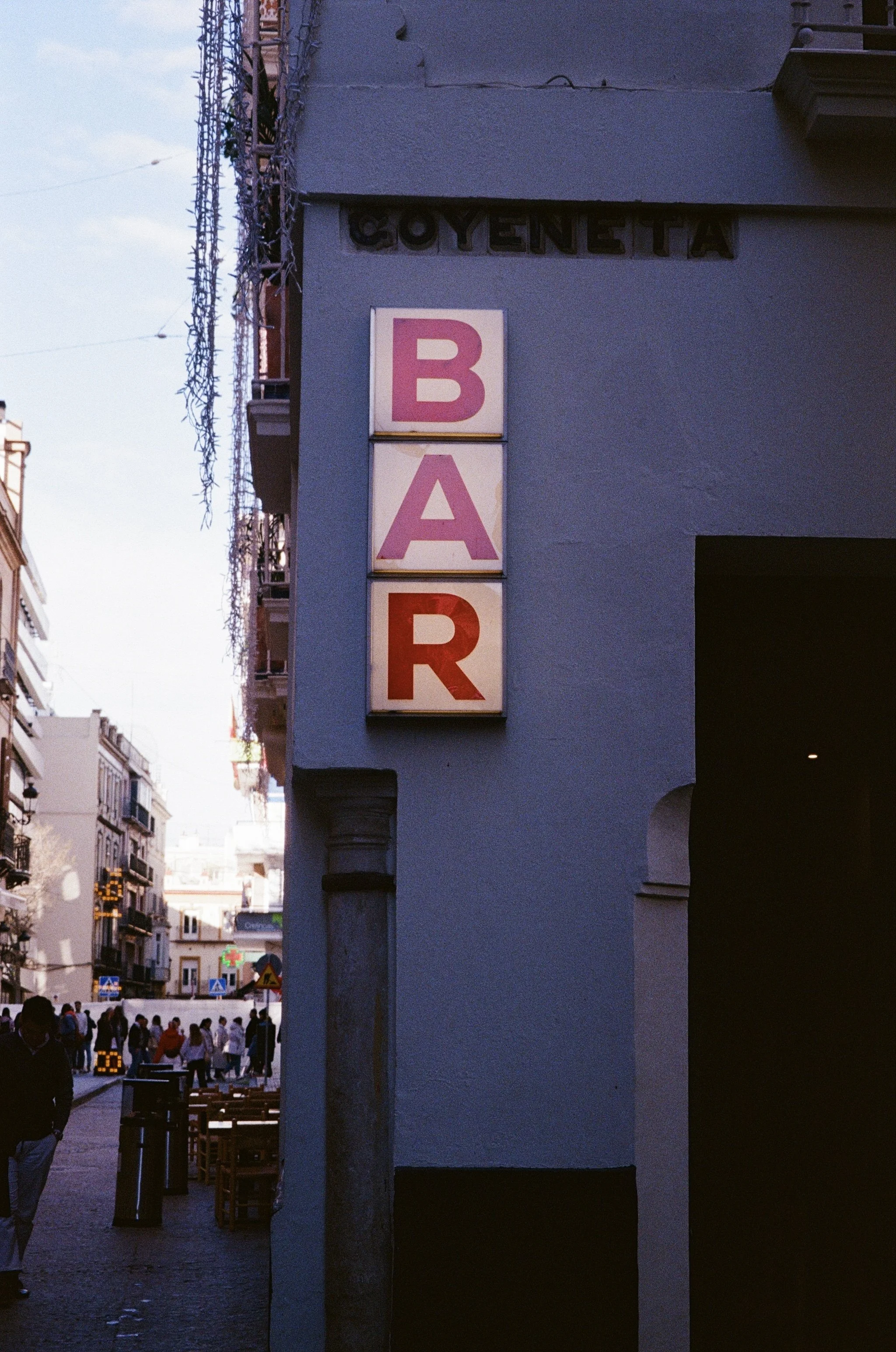 Signage vertical avec les lettres B, A, R en couleurs différentes sur le mur d'un bâtiment à Boyeneta, au centre-ville.