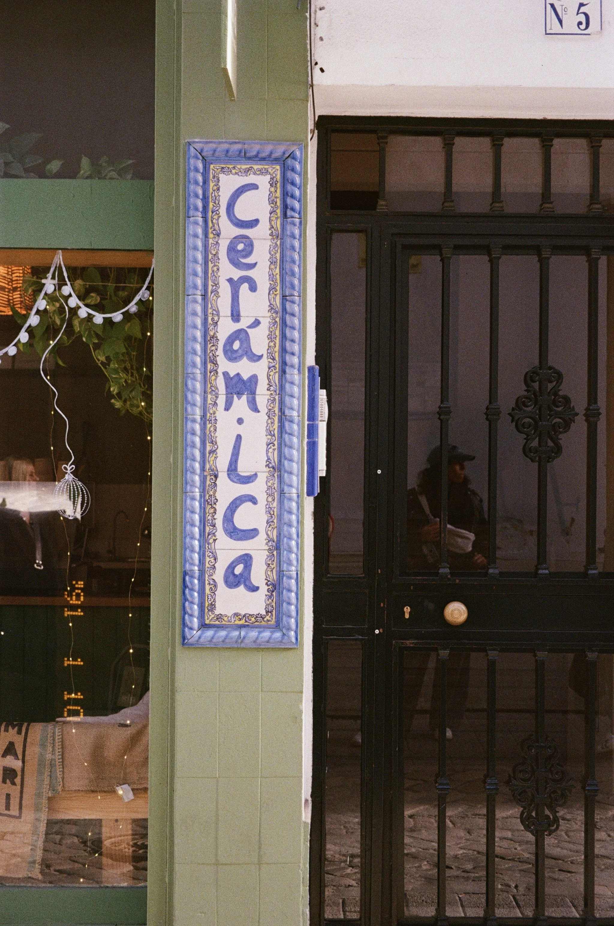 Façade d'un restaurant avec une enseigne en céramique où est inscrit 'Céramique'.