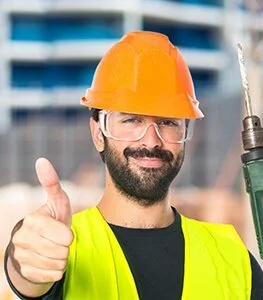 Man met veiligheidsvest en helm geeft duim omhoog op bouwplaats