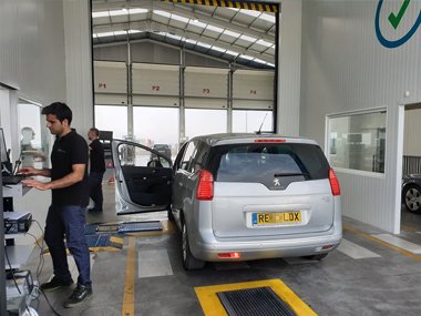 Peugeot 5008 left hand drive vehicle on UK plates but formerly registered in Germany undergoes ITV import inspection in Lorca. This customer drove up from Cadiz to use our services to ensure the quickest possible import on to Spanish registration pla