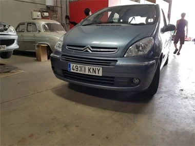 Citroen Xsara Picasso receives it's new acrylic Spanish number plates within 8 days of our customer first contacting us to see if we would be able to import their vehicle more quickly than the 3 weeks plus that they were quoted elsewhere. We arranged
