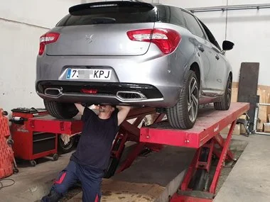 Citroen DS5 with it's brand new Spanish registration plates has new tow bar with 13 pin electrical connection fitted at our workshop in Murcia. The customers traveled to us from Malaga region to ensure a fast and trouble free import and tow bar insta
