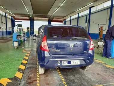 Dacia Sandero registered in Sweden begins it's Spanish import test on weigh scale. Both axles will be weighed individually as part of recently introduced testing legislation. This vehicle passed it's test first time thanks to our mobile vehicle windo