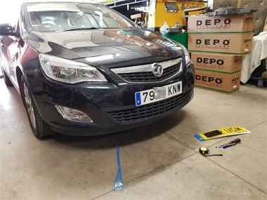 Vauxhall Astra estate has it's old UK registration plates swapped for new Spanish number plates, at our workshop in Murcia. We'd replaced the headlights, one rear light assembly, removed the tow bar and replaced a suspension cross beam on this vehicl