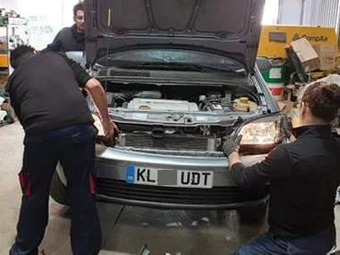 Opel Zafira has new headlights fitted at our workshop in Murcia. It was all hands on deck to ensure the fastest turn around so that we could keep our test appointment. We'd previously inspected this vehicle to ensure that it would pass the import tes