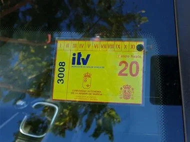 ITV sticker must displayed on the windscreen and provides a visual indication as to when next inspection is due on this VW Golf. Unlike the UK the first inspection is at 4 years, vehicles that are between 4 and 10 years old are inspected every 2 year