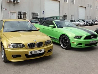 BMW M3 and Ford Mustang arrive with us on the same day, at our workshop in Murcia. Both vehicles are about to undergo a free pre-import inspection before the actual ITV import test at our local test centre. Our mechanics will censure both vehicles pa
