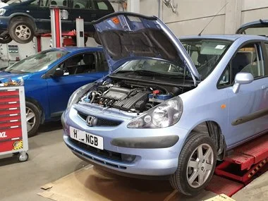 Honda Jazz on UK plates has new headlamps fitted at our workshop in Murcia, whilst our customer waits. We also had to rewire the rear fog and reverse light units to accommodate a working rear fog light on the left hand side of the vehicle, prior to s