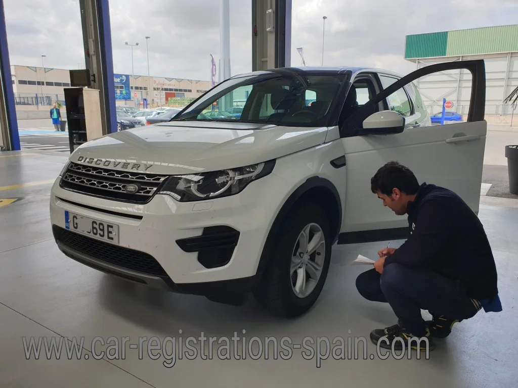 Landrover Discovery on Gibraltar plates has it's tyres checked by ITV import inspector. In order to pass the import test the yres must be identical on the same axle and of the correct size, load and speed rating for the vehicle - March 2019