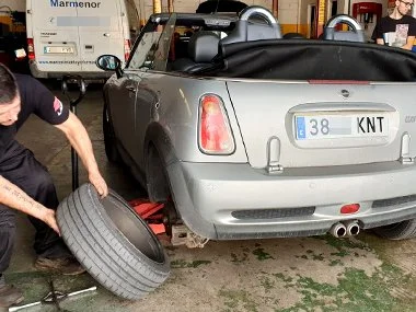Mini Cooper S with new "KNT" plates has brand new rear tyres fitted at our tyre workshop in Murcia. We'd supplied temporary import plates to this customer in advance of ITV import test and subsequent registration on to Spanish number plates - October