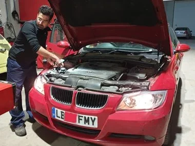 BMW 320D on UK registration plates has it's new headlights fitted and aligned at our workshop before it's ITV import test later that evening. Our customers traveled up from Almeria region and left later the same day with their import test pass certif