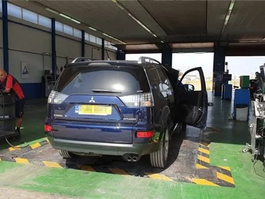 Mitsubishi Outlander from Valencia province is weighed at the beginning of the import test. New import rules that came in to effect this month mean that each axle is weighed individually as well as the vehicle as a whole. Diagnostic tools will also b