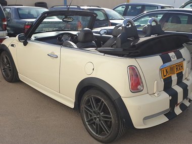 Mini Cooper Cabrio on UK plates arrives at our workshop in Murcia region. Our customer asked us to collect this vehicle, carry out the necessary garage work and return it to them once registered. We'll store this vehicle securely before returning it 