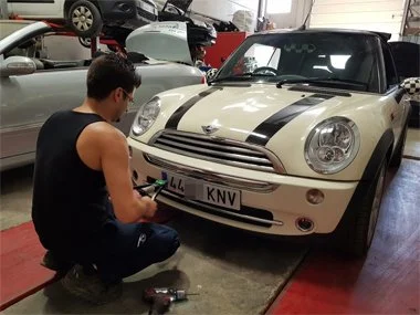 Mini One has new KNV registration plates fitted at our workshop in Murcia. Our customer chose brand new acrylic number plates instead of the pressed metal ones that have been the norm in Spain for many years. One of our staff explained the paperwork 