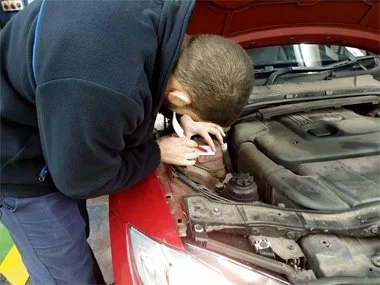 ITV technical inspector makes etching of stamped chassis number on BMW 320d from Almeria. This particular stamped chassis number is located on the driver's side suspension housing which makes for an easy job for this technician. Others can be difficu