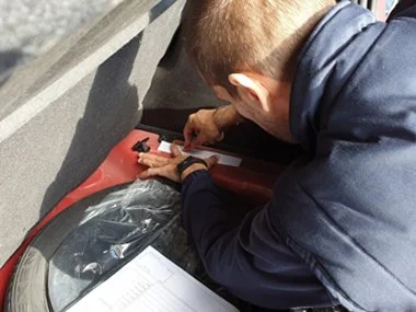 ITV technician makes etching of the stamped VIN number on Kia Picanto from UK during it's import test in Murcia. This customer will leave with brand new headlights fitted, new rear fog and reverse light lenses and most importantly an ITV import test 