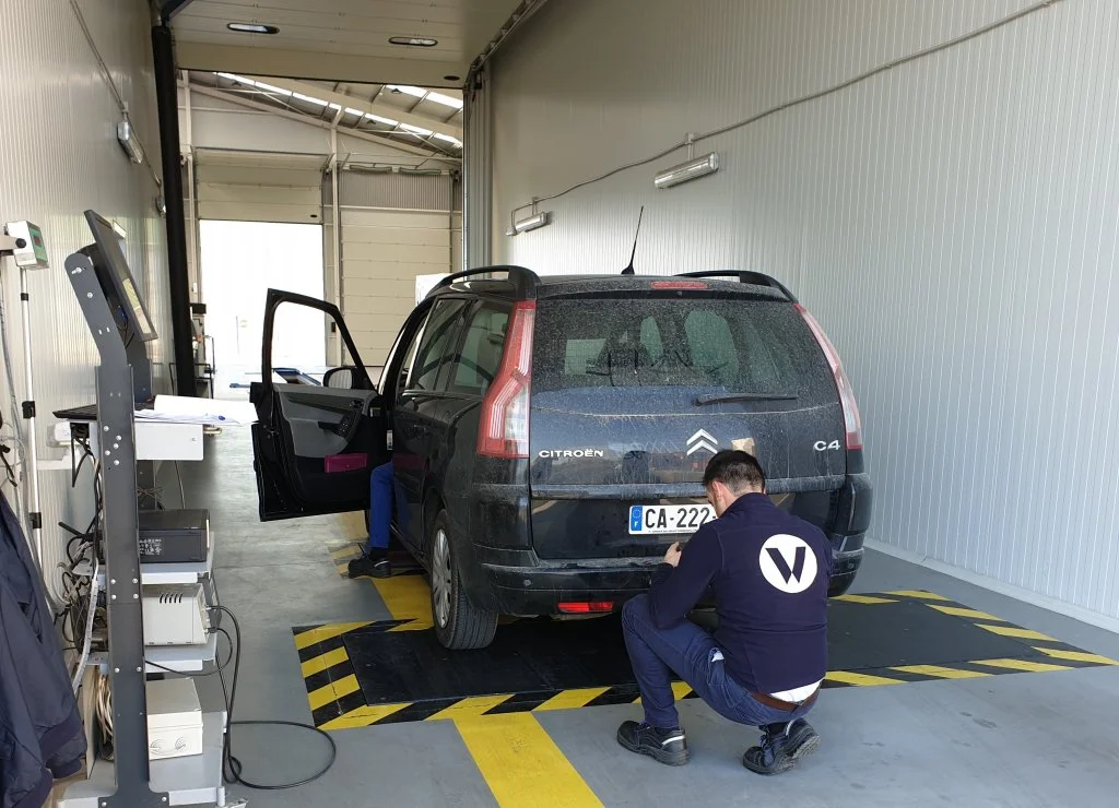 Citroen C4 Grand Picasso on French plates has it's rear axle on the weighscale at the start of it's ITV import test in Murcia. This vehicle was purchased in the UK by our customer from the Alicante region and needed to have it's tow bar removed befor