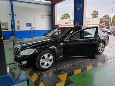 Mercedes S320L starts it's import test on weighscale at our ITV test station in Murcia. The vehicles overall mass along with individual axle weights will be taken during this phase of the import test. This vehicle came to us on temporary German plate