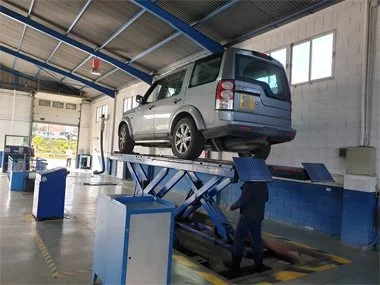 Landrover Discovery is inspected whilst on elevator ramp at ITV test centre in Lorca. This customer drove up to us from Malaga region on the day his UK MOT was due to expire, to ensure that his vehicle would be imported in the shortest time possible 