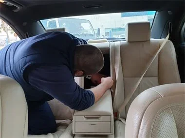 ITV import technician makes etching of stamped chassis number on Mercedes S320 L during import test in Murcia. This car was purchased by customers from Denmark and arrived with us on German plates - November 2018

