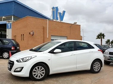 Hyundai i30 from Alicante region waits for vehicle inspection to start at ITV station in Murcia. We adjusted the headlights and carried out a free pre-import check to ensure that this customer's vehicle would pass the importation test first time - Se
