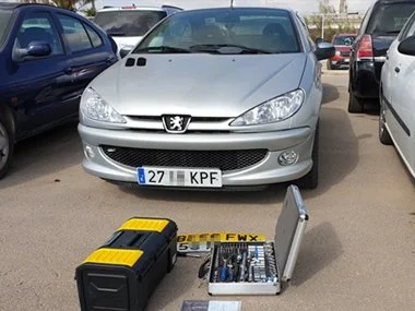 Peugeot 206cc convertible has new Spanish "KPF" registration plates fitted a secure airport parking facility in Murcia. Although we started the process whilst the customers were in Spain, the vehicle was registered after they had returned to the UK -