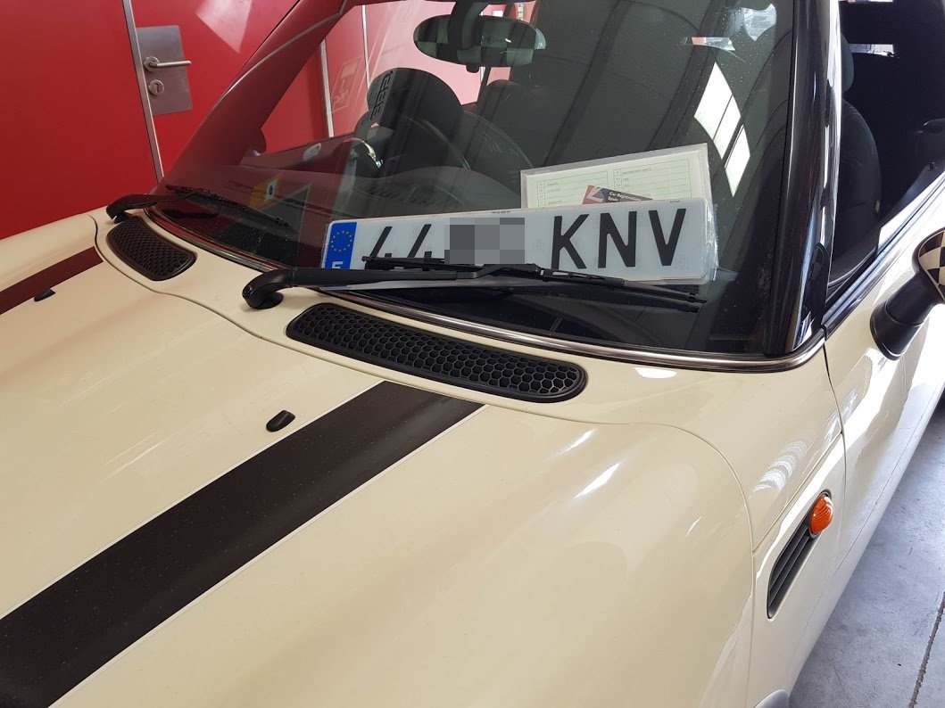 Mini One, formerly UK registered is about to have it's new "KNV" acrylic registration plates fitted at our workshop in Murcia, whilst we hand over and explain the new Spanish vehicle documentation. We also found very competitive insurance for this cu