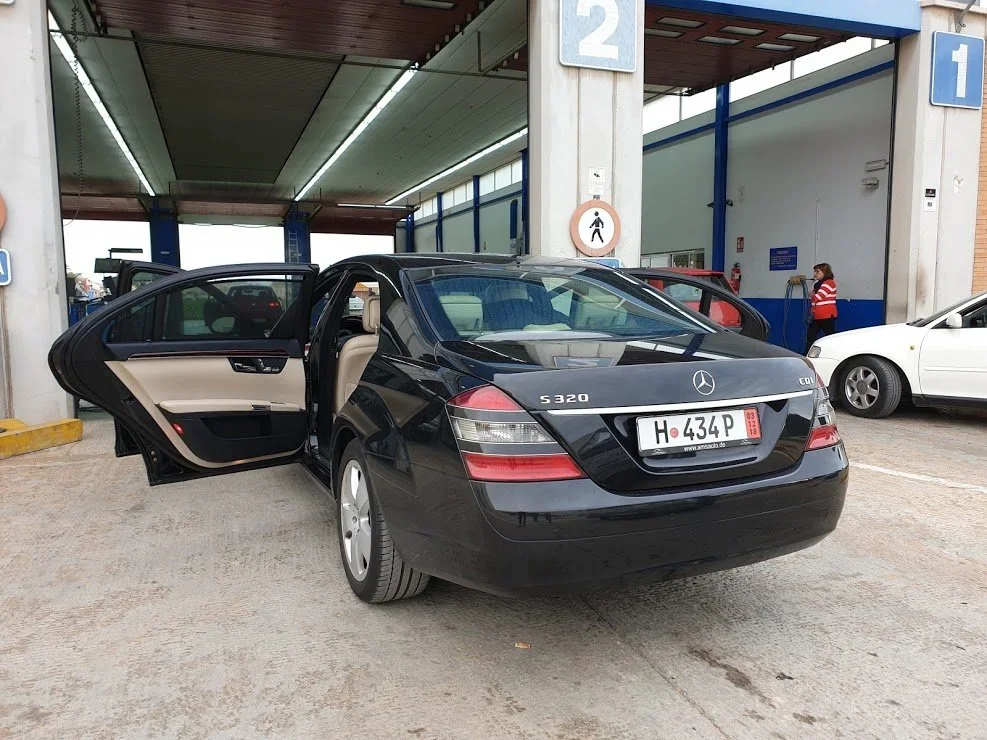 Mercedes S320-L on temporary German plates is about to undergo it's import test at our test centre in Murcia. We fixed a brake caliper piston issue on this vehicle to ensure these Danish customers left with a pass certificate - November 2018

