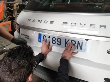 Range Rover Evoque has it's new Spanish registration plates fitted at our workshop in Murcia Region. This vehicle had a very unusual history and our team had to work hard on this one to ensure the customer was able to import their vehicle on to Spani