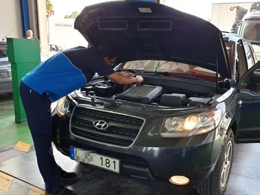 Hyundai Santa Fe from Sweden has it's stamped VIN number checked by technician during import test. An etching or photo is required and all 17 digits from the VIN must be visible. Our customers stopped by for the import test on their way from Sweden t
