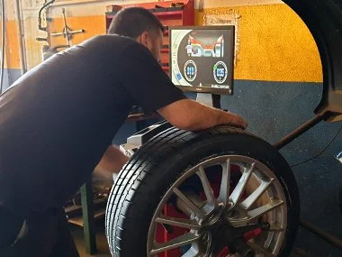 Porsche Panamera 4 Coupe tyre is being balanced at our workshop in Murcia. We supplied and fitted 2 new front tyres to this vehicle prior to ITV import test in Lorca the next day. The vehicle will later be delivered to our customers holiday home in M
