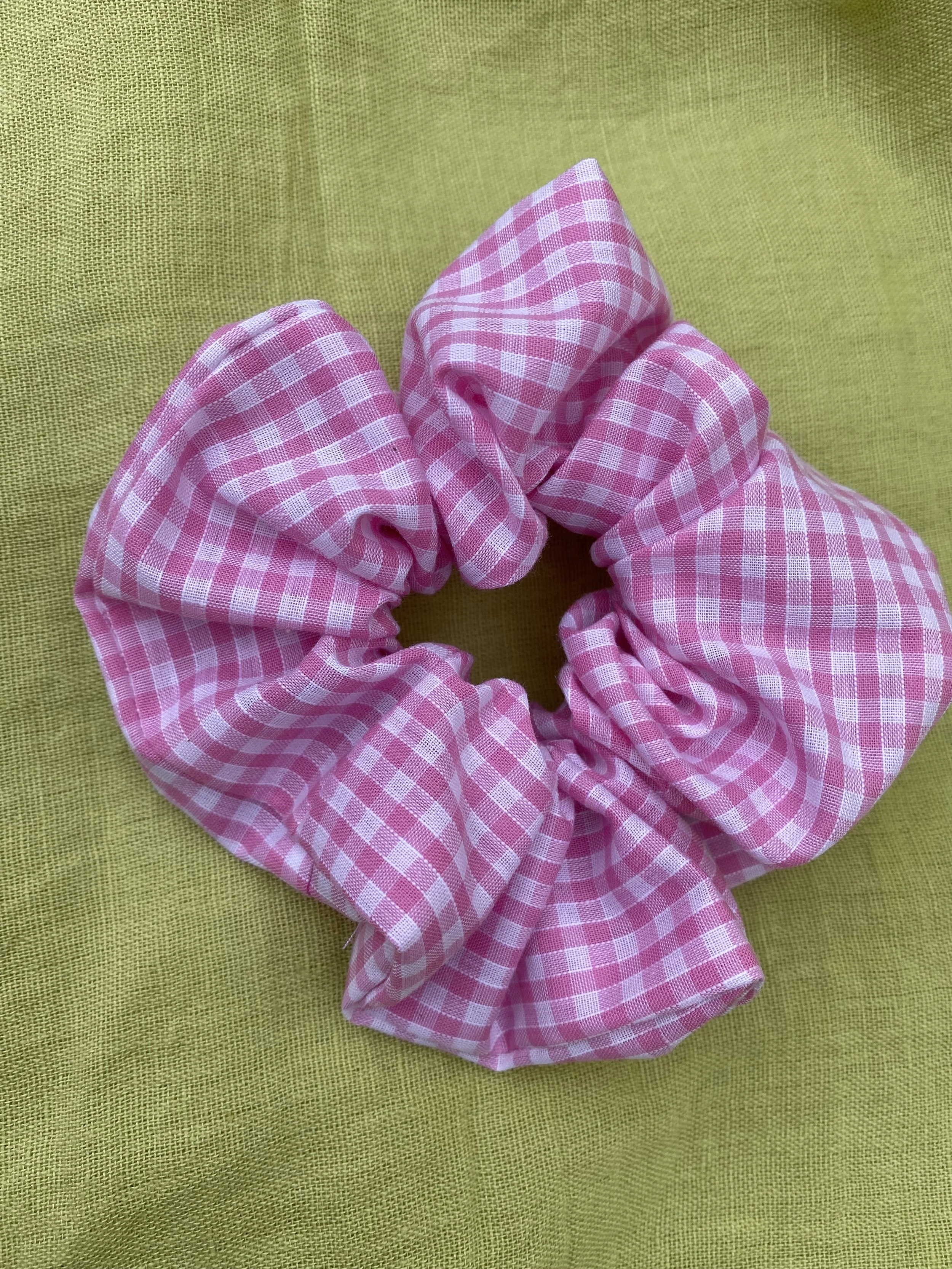 pink gingham scrunchie.jpeg