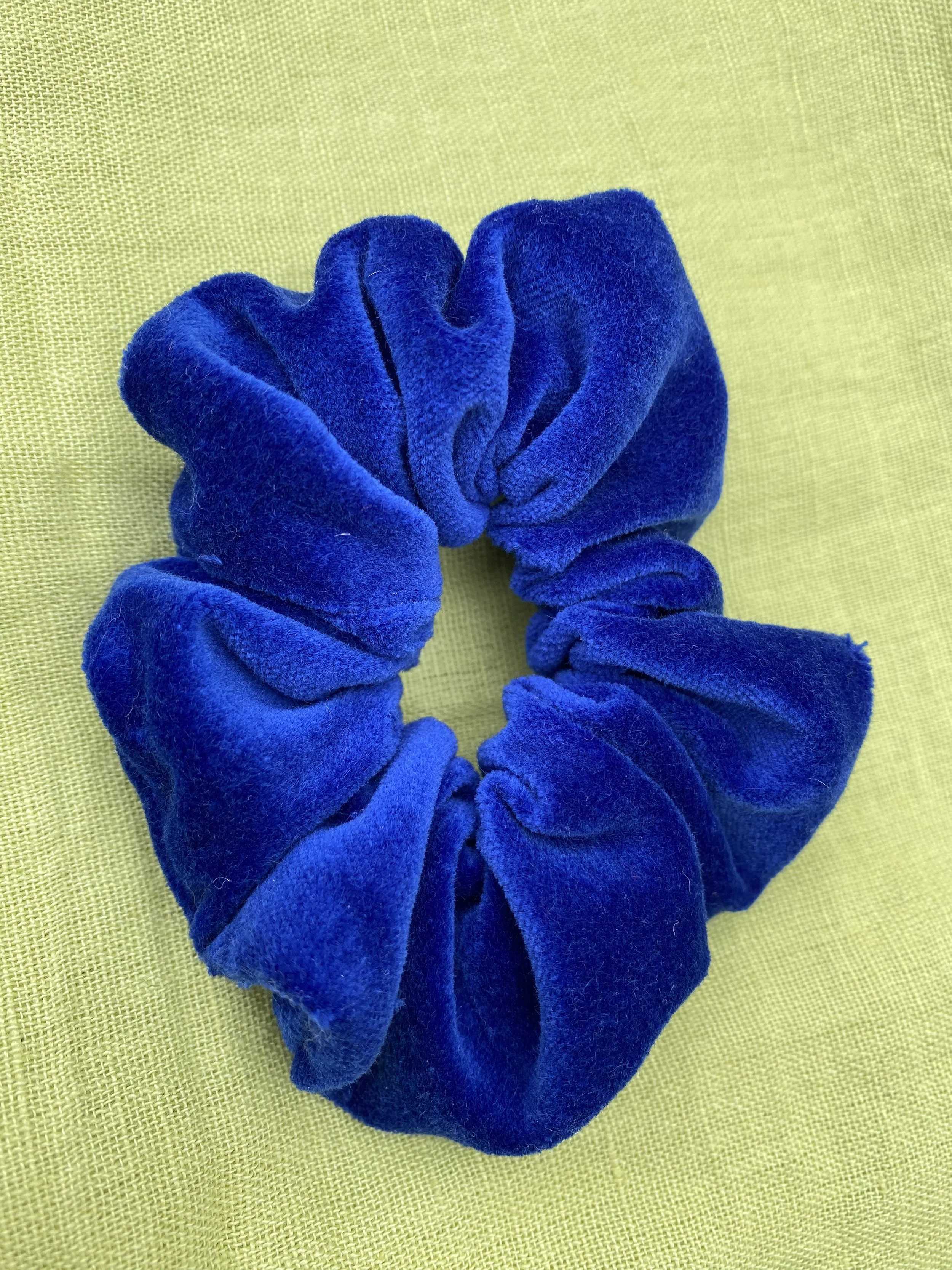 navy velvet scrunchie.jpeg