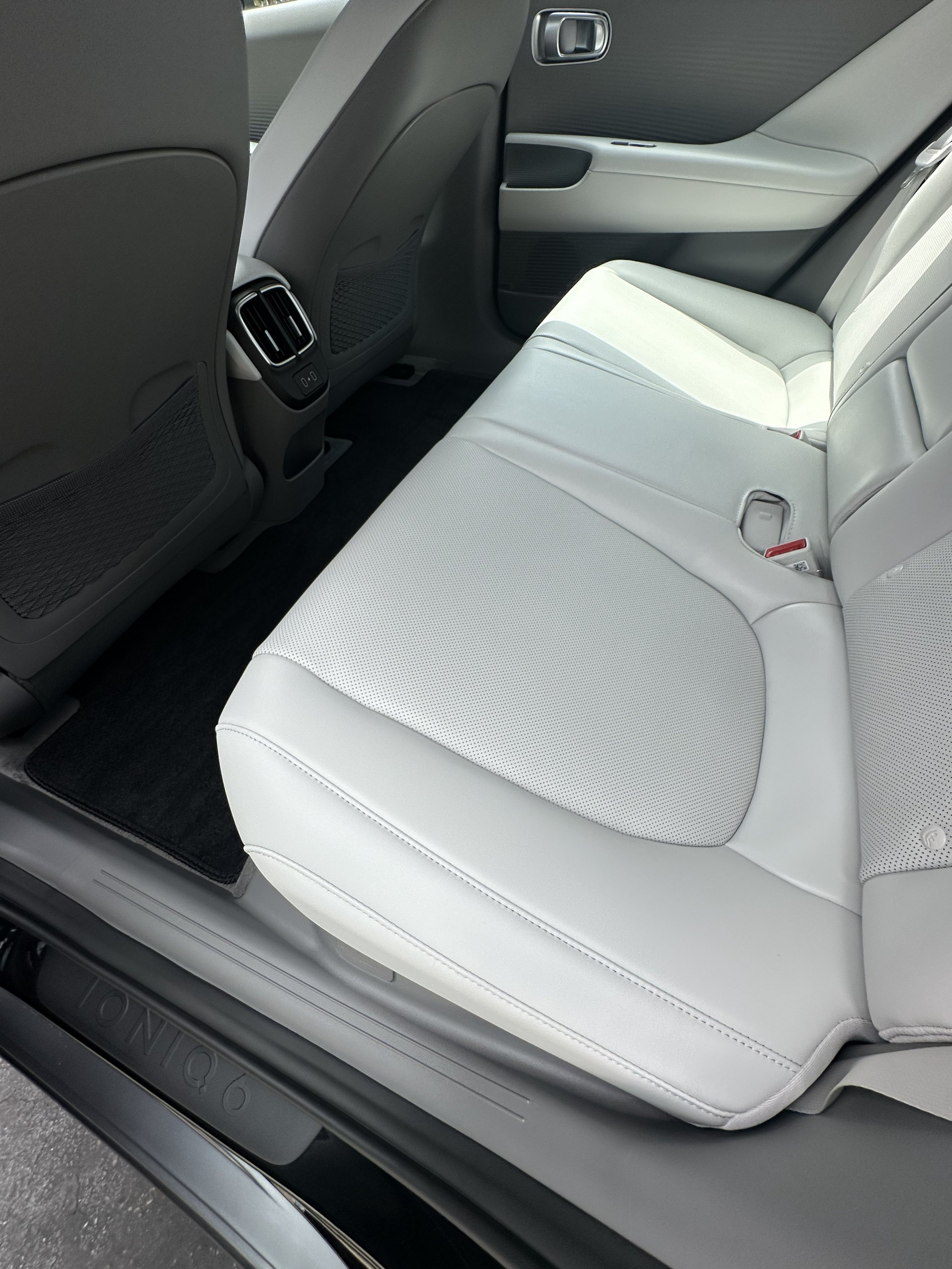 clean black ev ioniq 6 filthy clean auto detailing wuakesha paint correction clean back seats .jpg