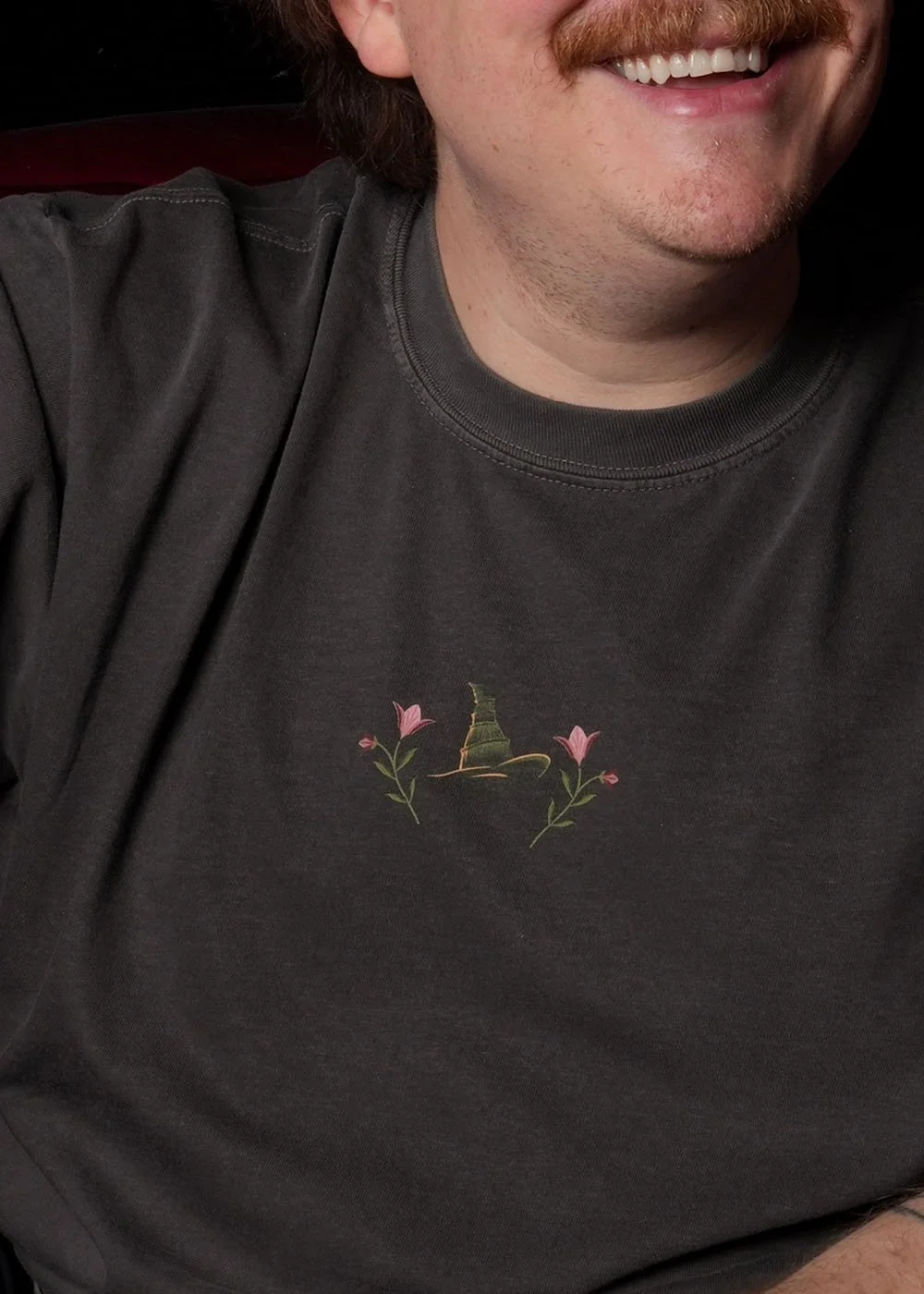 WickedForGood_Shirt-Lifestyle_Dark_CloseUp.jpg
