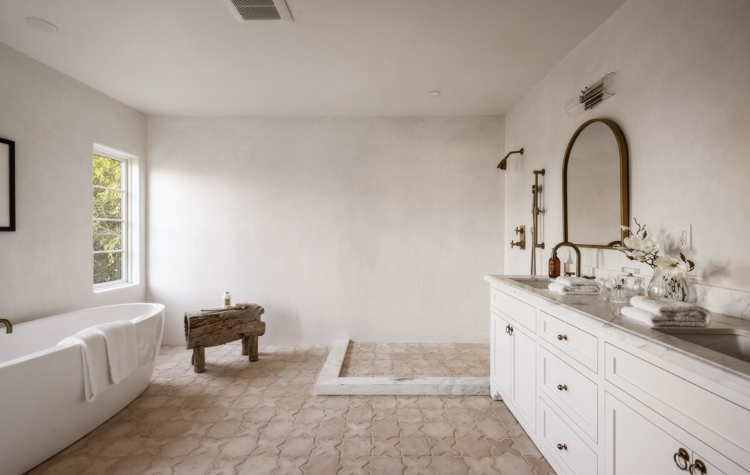 Galewood 2nd bathroom.png