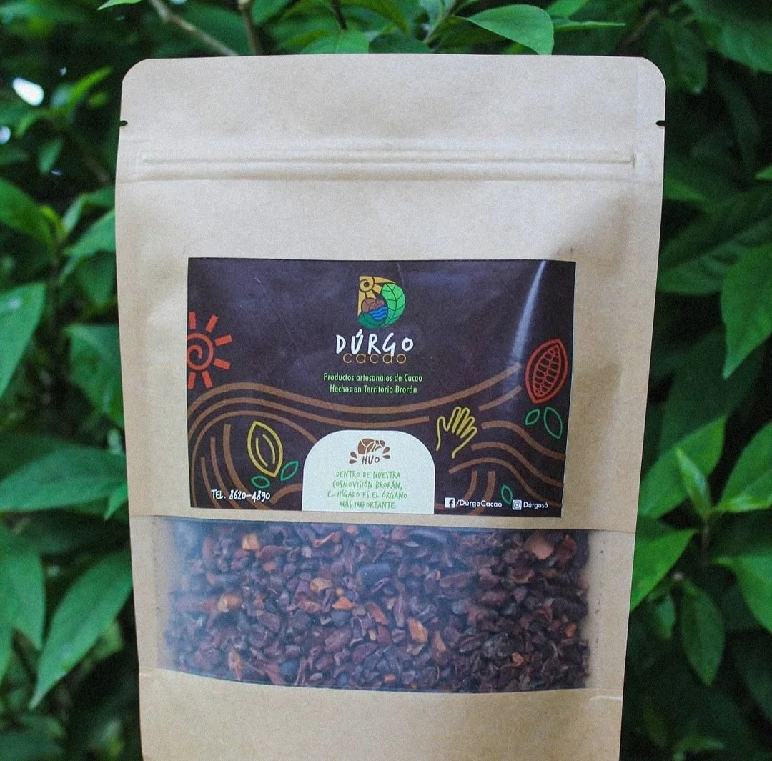 Paquete de cacao en grano de la marca Durgo Cacao, con etiqueta que indica productos artesanales de cacao hechos en territorio indigena de Costa Rica.