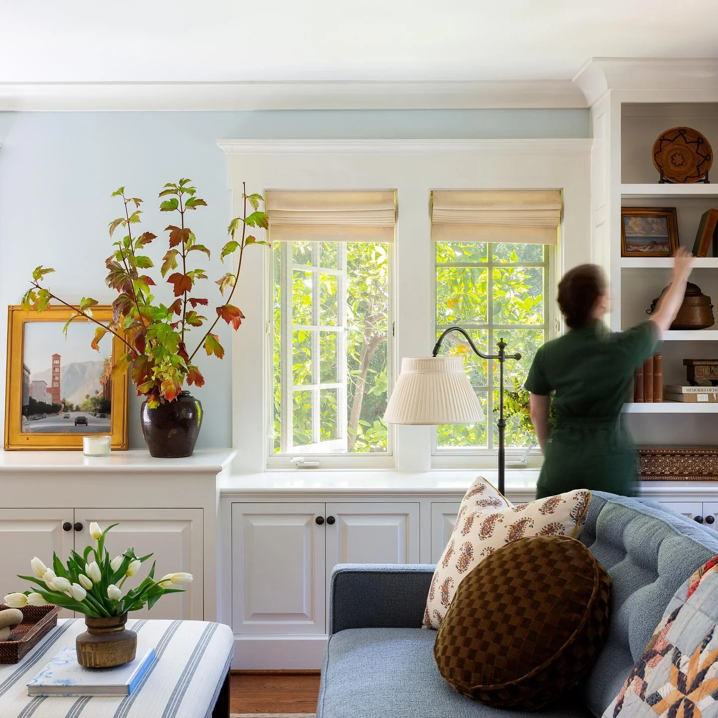Just some casual, not at all posed, totally candid shelf styling. 

Design by @hayleyenglishinteriors 
Photo by @amybartlam 
Styling by @highfieldhome