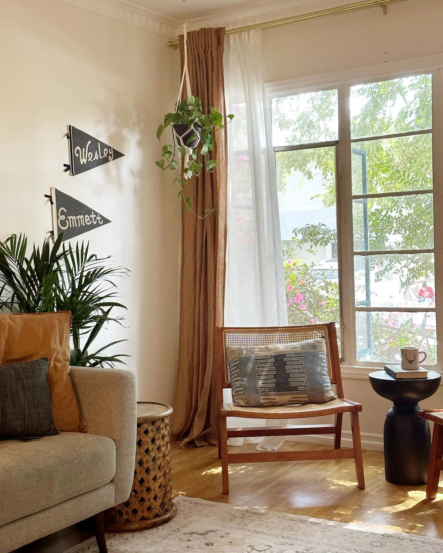 Hope your Sunday is feeling as relaxed and dreamy as my client&rsquo;s living room. ✨🌿🧡 (Shout out to @arlynhernandez for the perfect side table! We love a #FBMP score!) 
#HighfieldHome #interiordesign