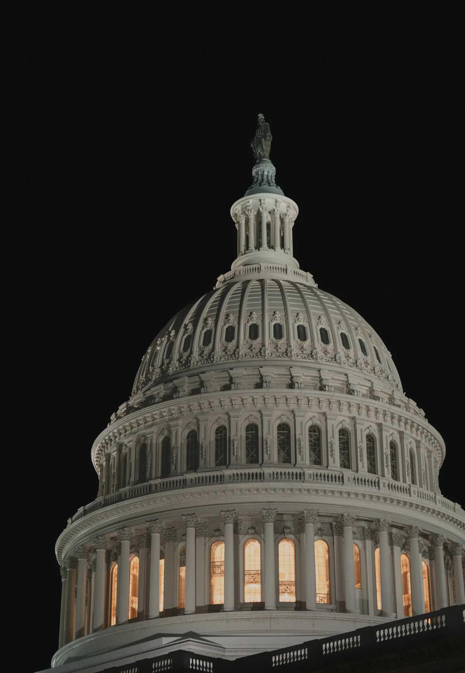 The US Capitol dome illuminated at night