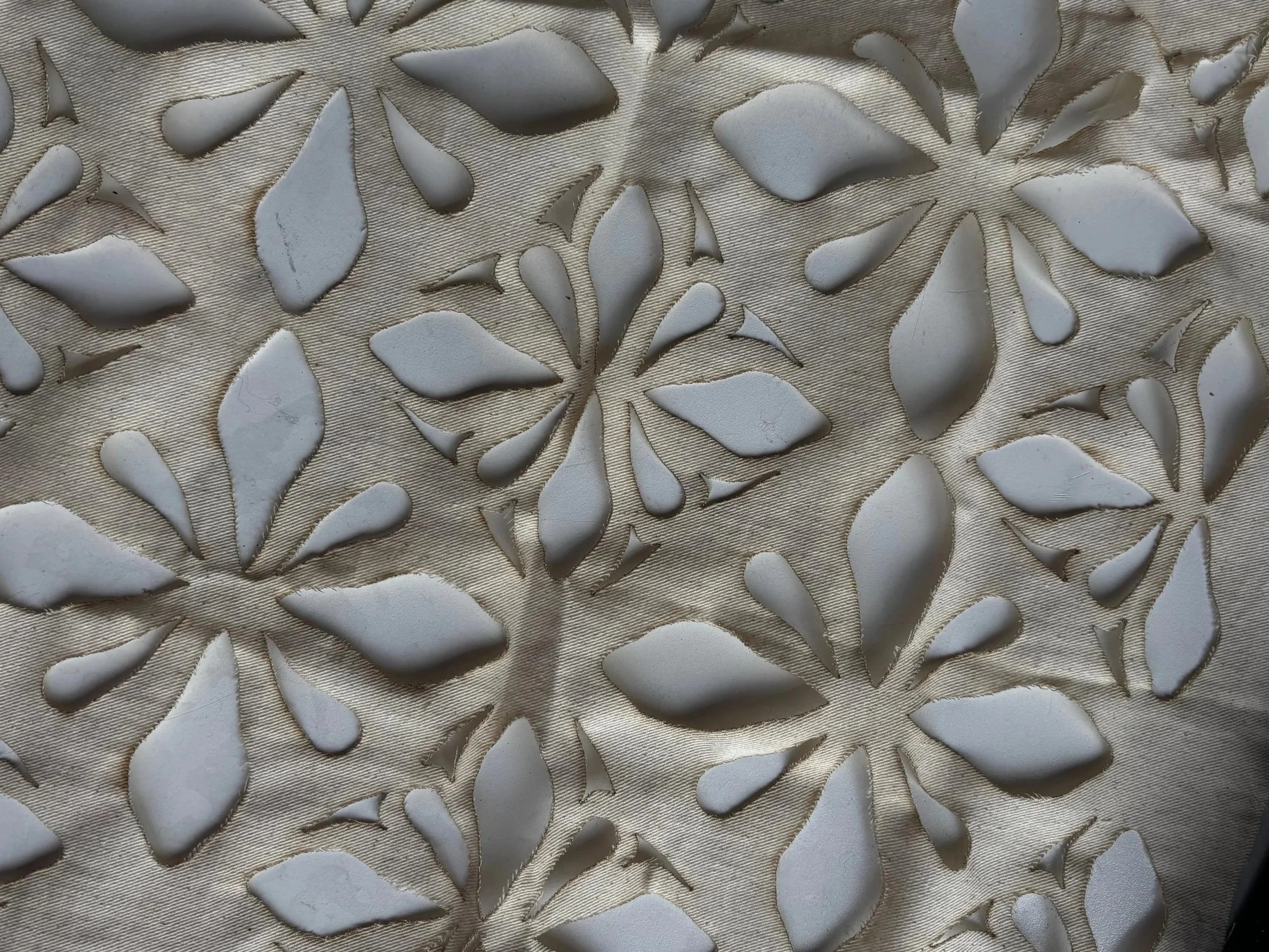 100% cotton canvas:
It combines a natural, supple drape with the strength needed to support plant growth, meeting both functional and aesthetic needs.
