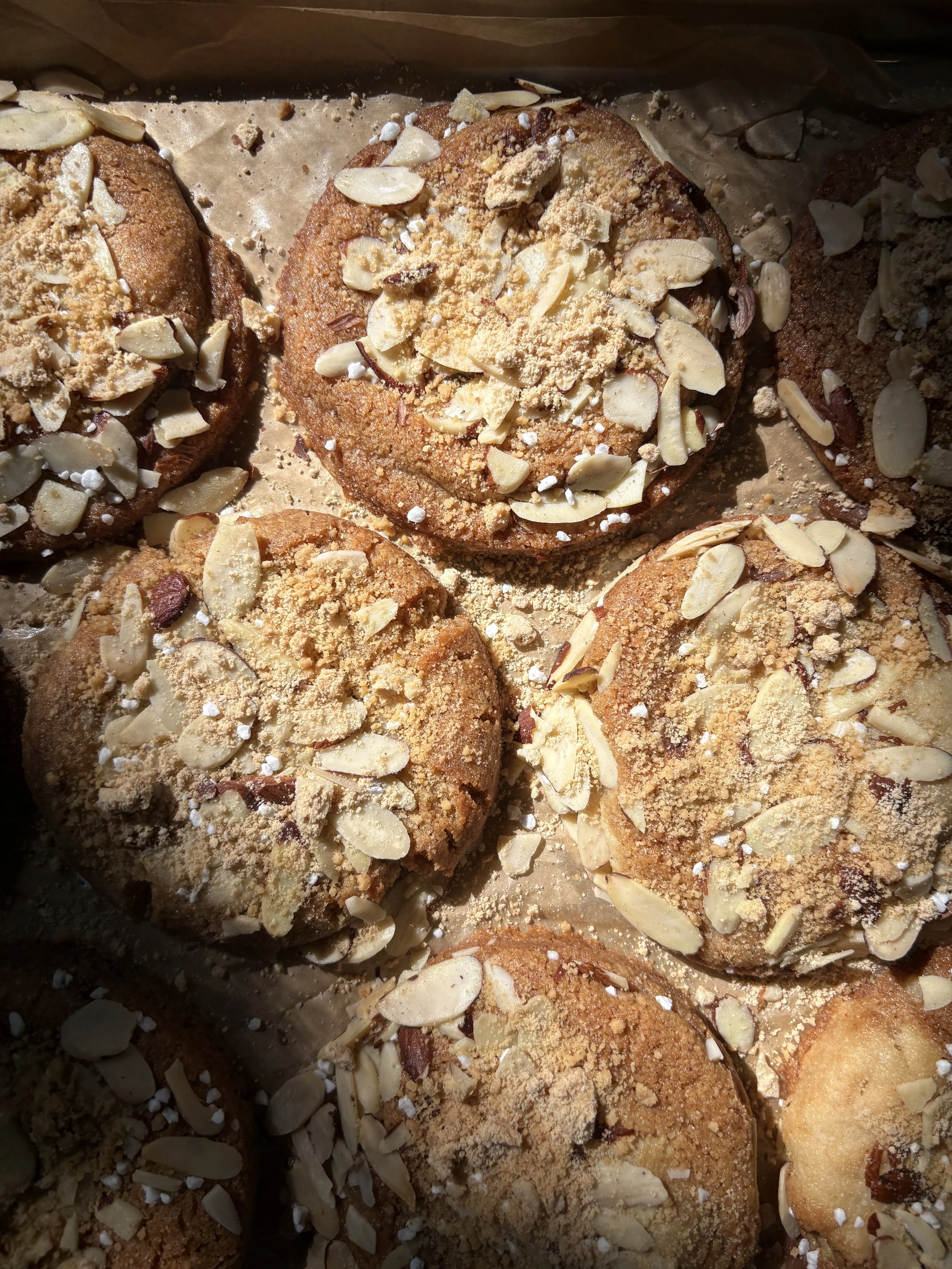 De La Swedish Rosa

Almond flour cookie (so naturally gluten-free!) with homemade almond paste. Topped with toasted almonds and homemade peanut mazapán. 

If you combine an almond croissant with a De la rosa mazapán candy