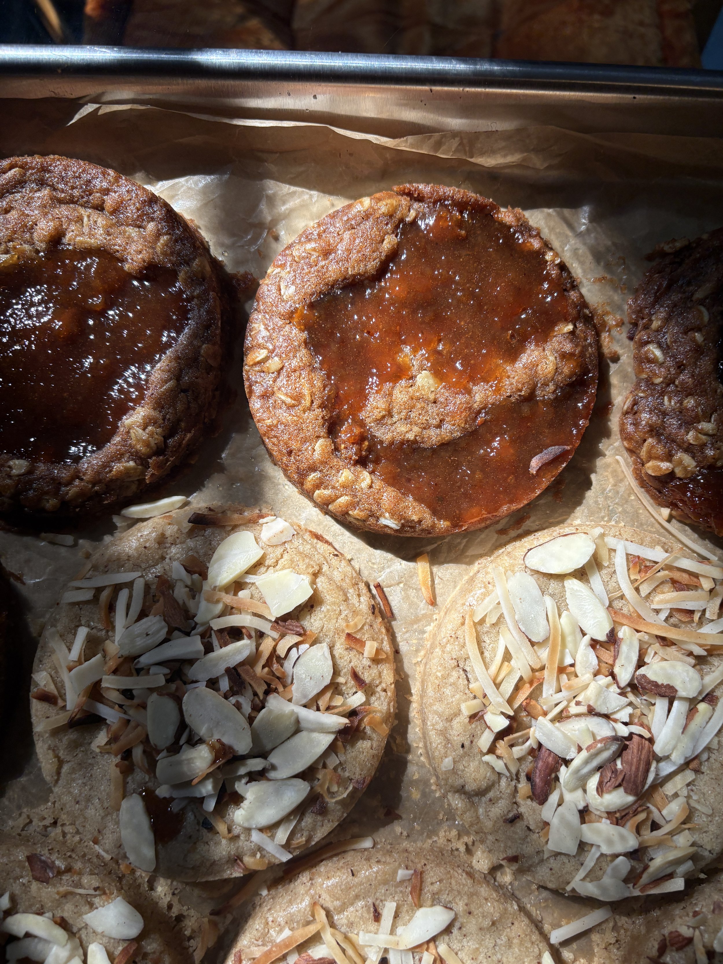 Top: Te Pasas Wey 

Oatmeal Rum Raisin Marmalade Cookie

No offense to the raisin lovers, but I cannot stand the texture of raisins in cookies, but I love their flavor! So I decided to make a rum raisin marmelade to have that intense jammy flavor ver