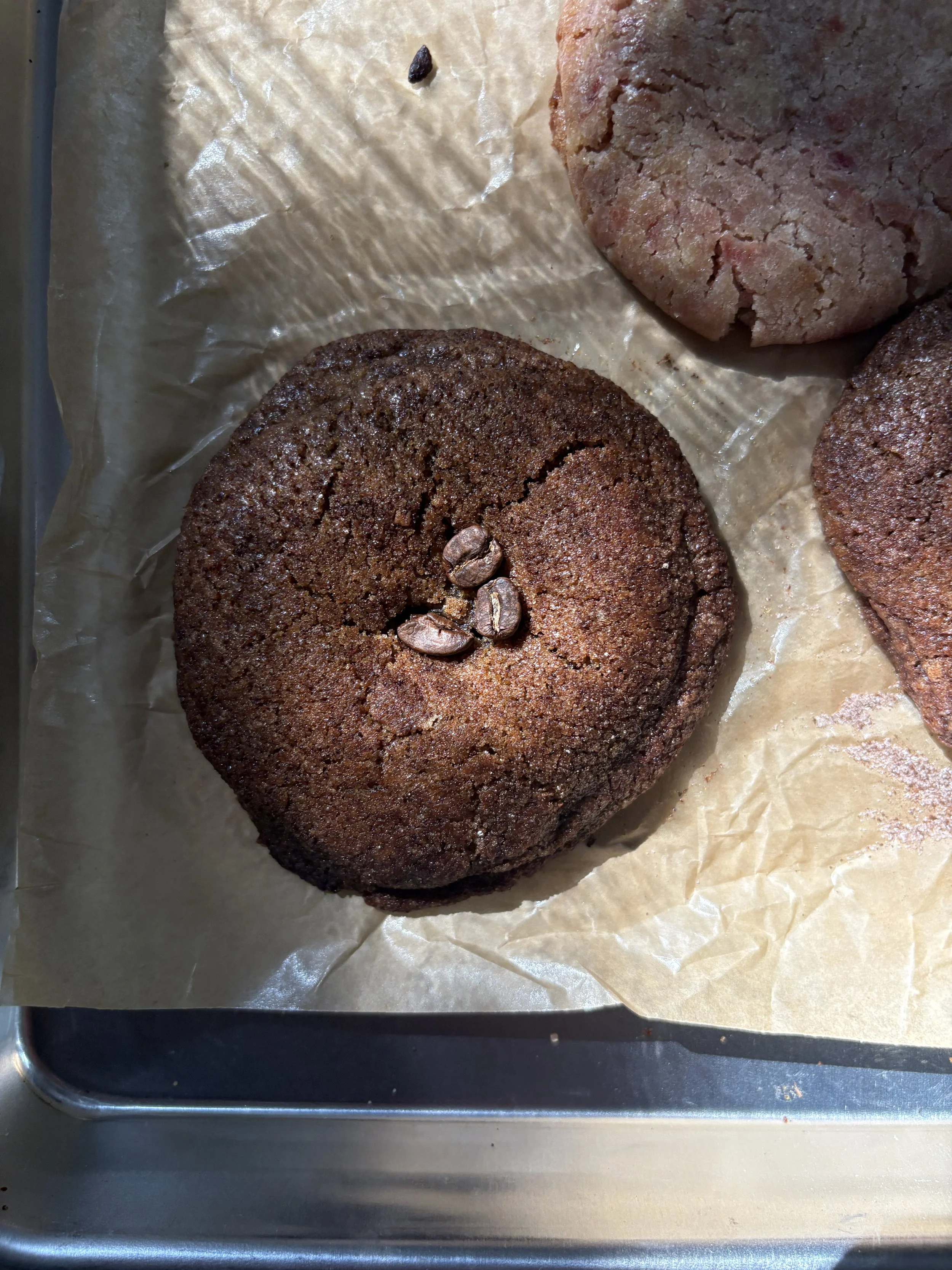 Café de Olla 

Mexican coffee cookie spiced with cinnamon, piloncillo and orange zest. Combined with a rich espresso powder, it gives you the perfect caffeinated cookie
