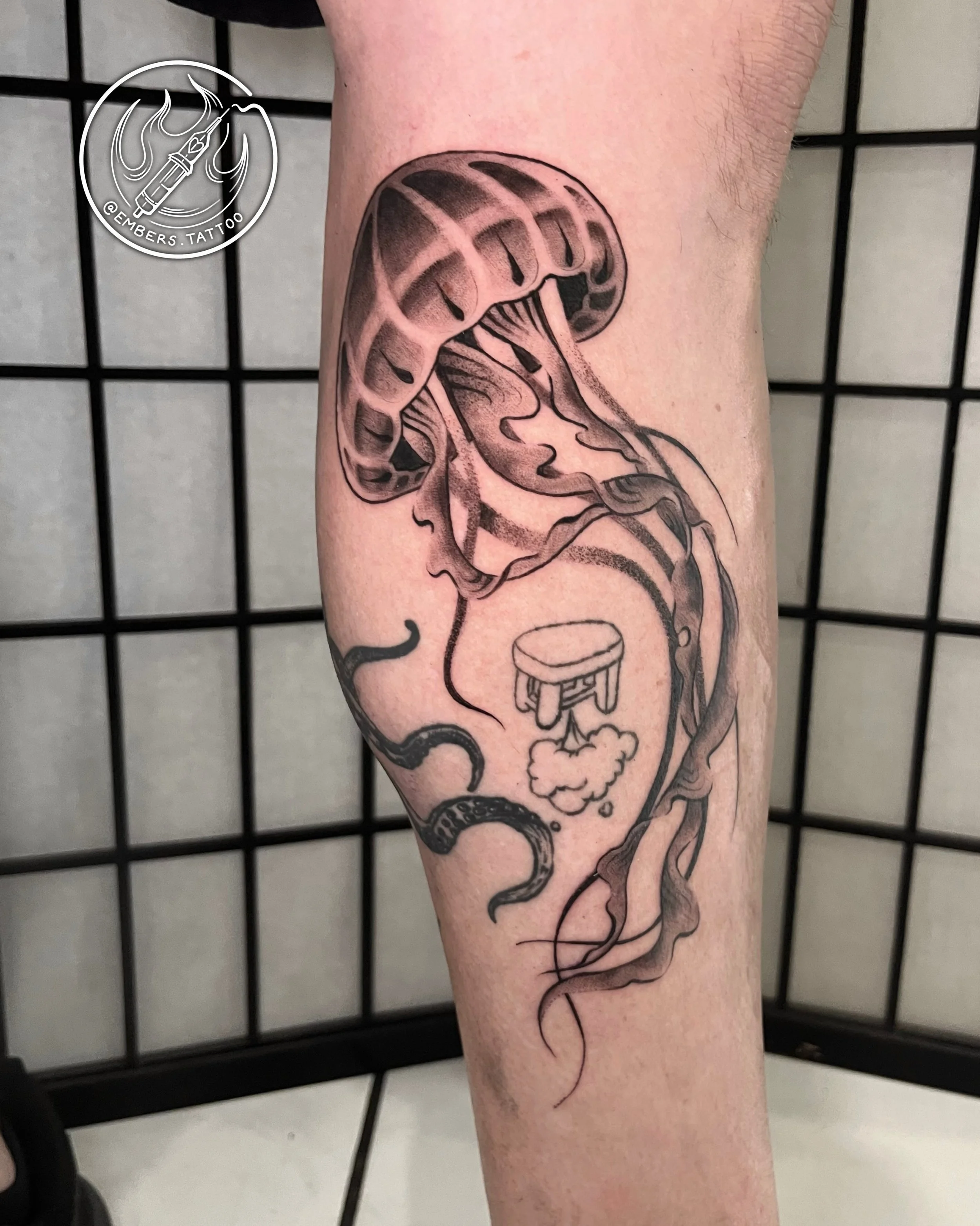 Custom jellyfish 🪼 I love a tattoo that is designed to fit a perfect gap!