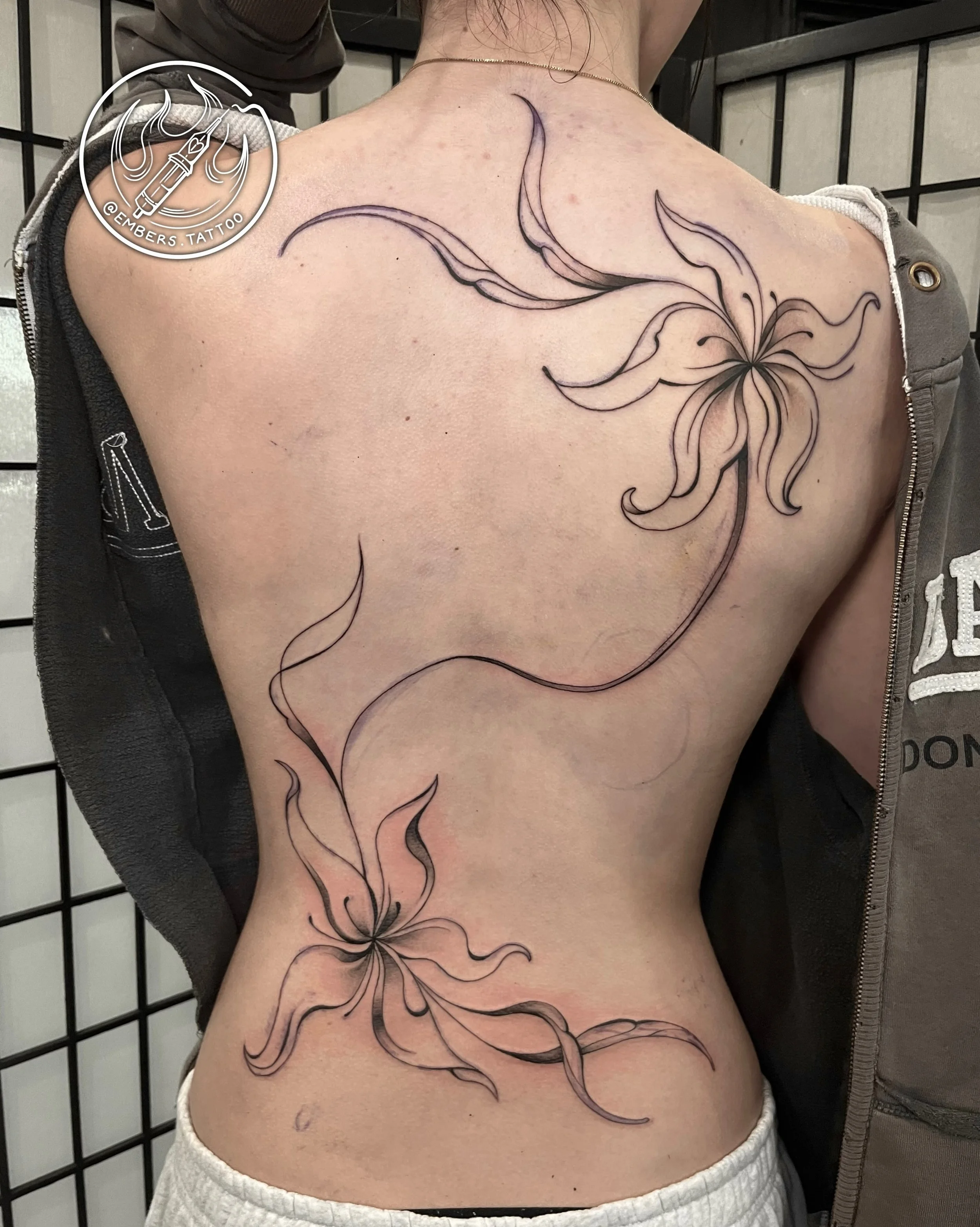 I love tattooing backs 🌺 Swipe to see the client request and stencil!